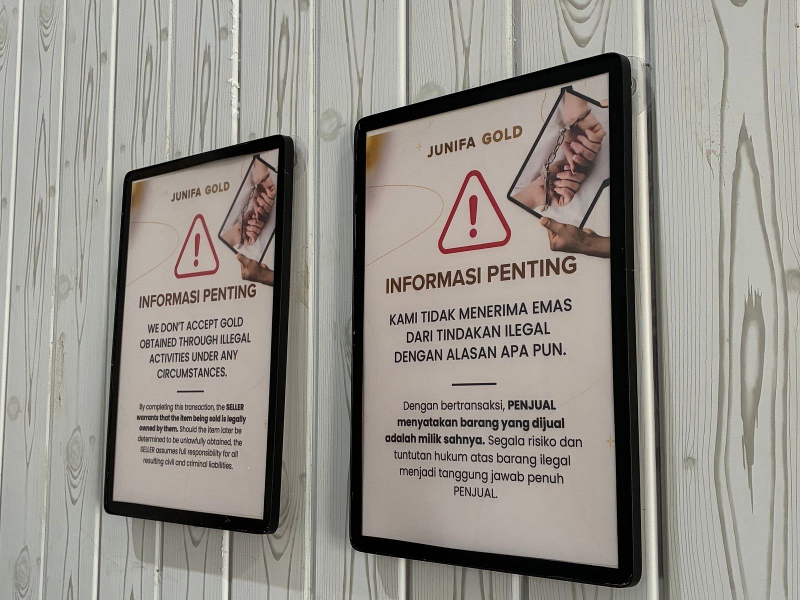 Papan Informasi Penting di toko Junifa Gold: kami tidak menerima emas dari tindakan ilegal, dalam bahasa Indonesia dan Inggris