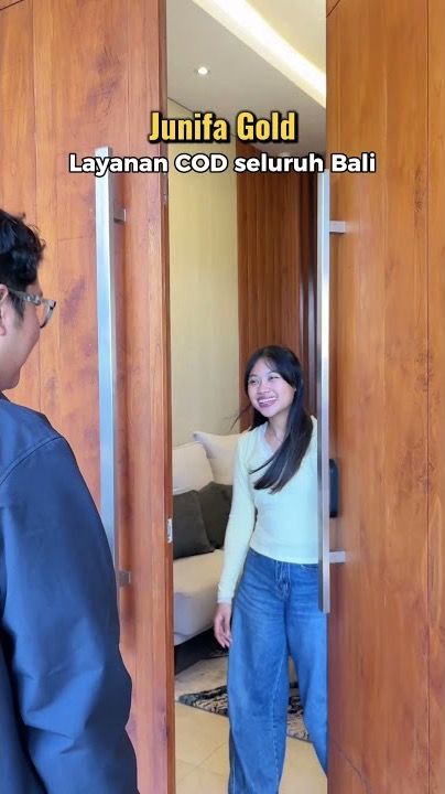 Petugas Junifa Gold datang ke pintu rumah pelanggan, bertuliskan Junifa Gold Layanan COD seluruh Bali